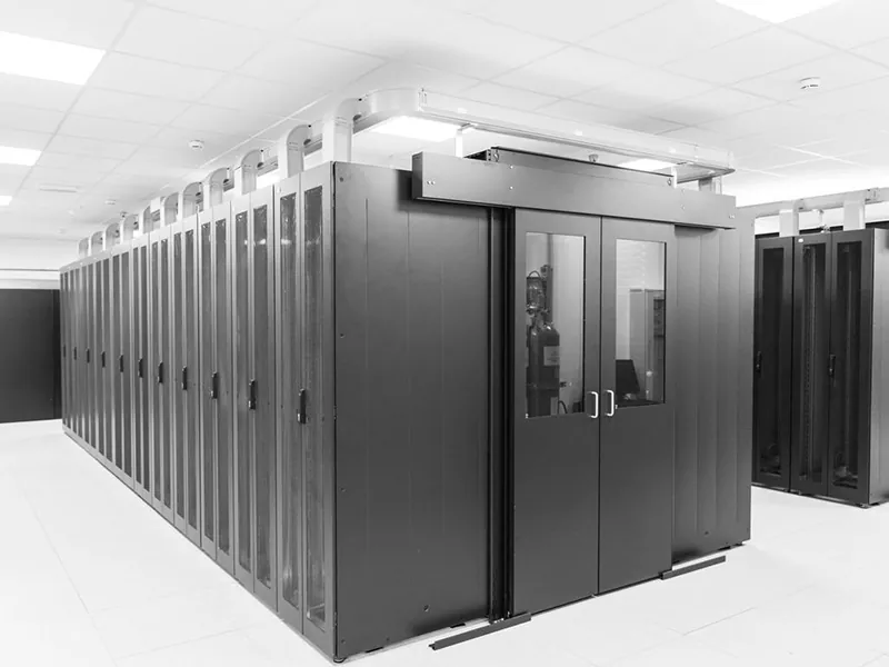 Zaprta omara s hladnim prehodom