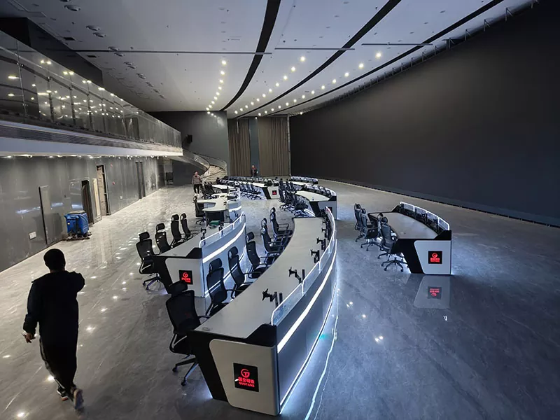 Ukrivljena nadzorna konzola